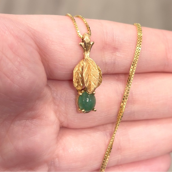 Vintage 14K Gold Jade Pendant: Artisan Leaf Design - Picture 5 of 10